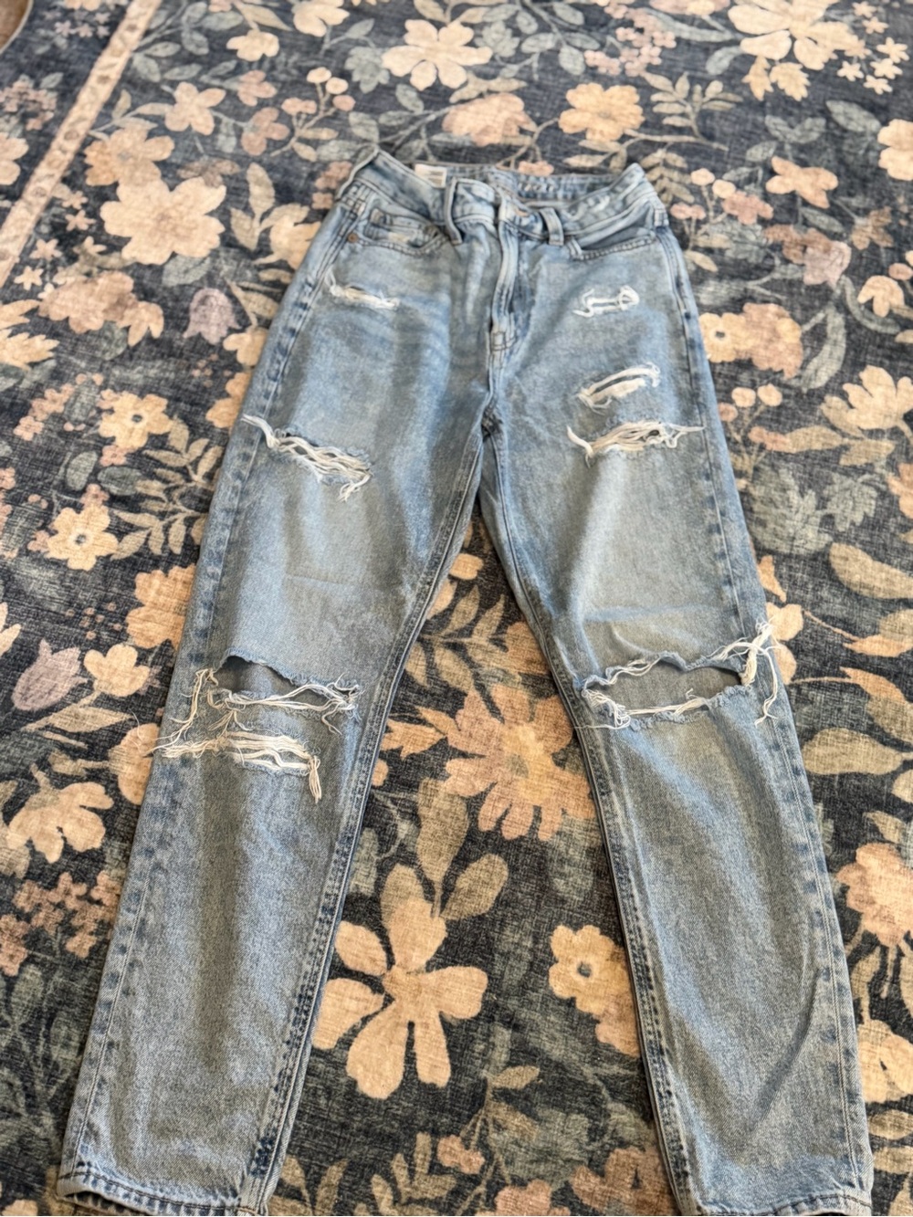 American Eagle Light Wash Distressed Ripped Mom Jeans size 00